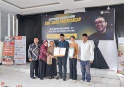 Wakil Ketua DPRD Jabar Ono Surono Serahkan Ratusan Ijazah Tertunggak di SMK Sinar Parahiyangan