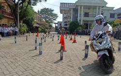 Coaching Clinic Ponpes Road Safety Satlantas Jombang, Santri Praktik Jajal Lintasan