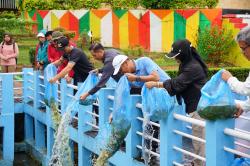 Barito Utara Lanjutkan Restocking Ikan, Tebar 13.000 Benih di Kolam Pemda