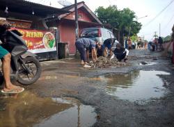 Cegah Kecelakaan, Warga Kampung Sukahaji Purwakarta Gotong Royong Perbaiki Jalan Rusak