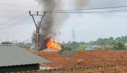 Rumah Warga Rawa Arum Terbakar, Petugas Damkar Cilegon Kesulitan Padamkan Api
