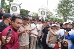SDK Tegaskan Bakal Cabut Izin Tambang yang Melanggar Saat Temui Pengunjuk Rasa