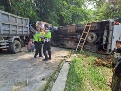 Bus Rombongan Santri Kecelakaan di Kaliangkrik, Tak Kuat Menanjak hingga Terguling