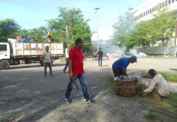 Viral ! Wabup Pidie Jaya Aceh Pegang Parang dan Rela Ikut Gotong Royong Bersama ASN