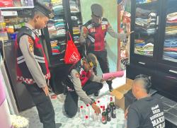 Gelar Razia, Satsamapta Polres Probolinggo Amankan Miras dan Penjualnya