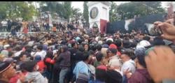 Aksi Dorong-Mendorong Warnai Unjuk Rasa Tolak Tambang di Kantor Gubernur Sulbar