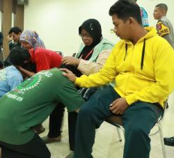 Sujud dan Tangis Haru Remaja Gangster Saat Dipertemukan dengan Orang Tua di Mapolres Gresik