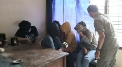 Satpol PP dan Satres Narkoba Polres Ngawi Razia Rumah Kos, Lima Pasangan Tidak Sah Jalani Tes Urin