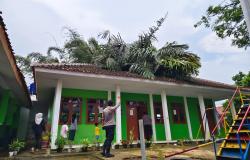 Hujan Deras Disertai Angin Kencang di Kuningan, Pohon Tumbang Rusak Bangunan Sekolah