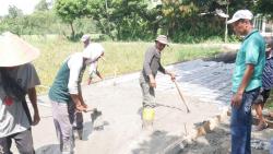 Pemdes Karangren Probolinggo Prioritaskan Pembangunan Jalan Rabat Beton di Tahap pertama 2025
