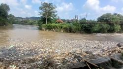 Sungai Ciwulan Dipenuhi Sampah Kiriman, Warga Temukan Berkah di Tengah Pemandangan Buruk