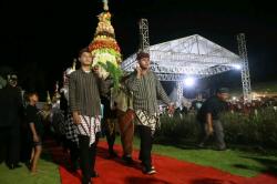 Tumpeng Hasil Bumi Meriahkan Puncak Acara Perayaan Harjakapro ke 279 dan Hardiknas 2025