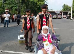 Sigapnya Pramuka Kwarcab Grobogan Bantu Jemaah Haji Saat Keberangkatan Dari  Setda Grobogan