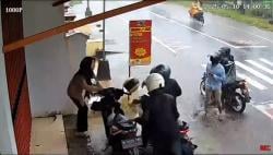 Aksi Komplotan Begal di Klakah, Rampas Sepeda Motor Milik Perempuan yang Berteduh di Depan Ruko