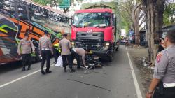 Gagal Mendahului, Pria Tewas Tergencet Truk