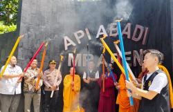 Khidmat, Pengambilan Api Dharma Waisak di Api Abadi Mrapen Untuk Disakralkan di Candi Mendut