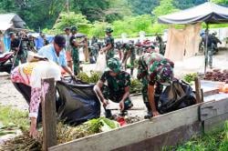 Sinergi TNI-Polri dan Warga Jayapura, Pasar Youtefa Dibersihkan dalam Karya Bakti