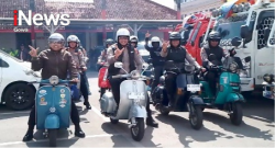 Kapolres Gowa Menyapa Polsek Mengendarai Motor Vespa Rebut Perhatian Warga