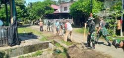 Kebersamaan TNI dan Rakyat Kompak Bahu - Membahu Mengerjakan Saluran Air Bersih