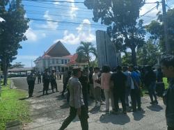 Puluhan Warga Protes ke DPRD Terkait Aktivitas Tambang Timah di GSBL, RDP Langsung Digelar