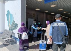 Waspada Dehidrasi dan Penyakit, Kemenkes Bagi Masker dan Oralit ke Jemaah Haji