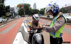 Usai Video Acungkan Jari Tengah ke Petugas Viral! Anak Pensiunan Polisi Akhirnya Ditilang