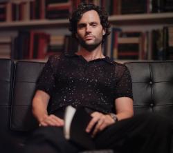 Idaman! Selalu Baca Alquran Sebelum Tidur, Ini Sosok Penn Badgley Aktor Series YOU