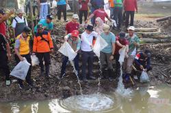Cegah Banjir, Bupati Sam’ani Pimpin Aksi Bersih-Bersih Sungai Nolo