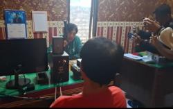 Terekam CCTV, Residivis di Sampang Curi Uang Rp6 Juta dan HP Saat Korban Tertidur