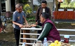 Saat Patroli Amankan Libur Panjang, Kapolres Pemalang Borong Dagangan Lansia