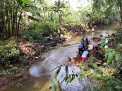 Cegah Banjir, Warga, TNI dan RAPI Kerja Bakti Bersihkan Sungai Tersana