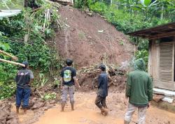 Tebing Longsor Timpa Rumah Warga di Situbondo