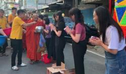 Ribuan Umat Buddha Ikuti Ritual Pindapata di Makassar, Ada 15 Biksu Luar Negeri