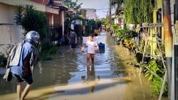 Hujan Deras, Permukiman Warga di Driyorejo Tergenang Banjir