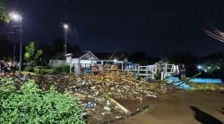 Sampah Menyumbat, Sungai Legundi Probolinggo Meluap ke Jalan