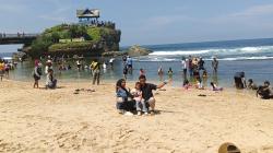 Libur Panjang Waisak, Pantai Kukup Gunungkidul Dipadati Wisatawan
