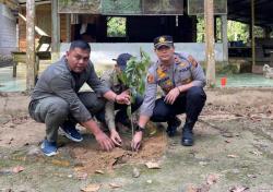 Kapolsek Singingi Hilir Tanam Pohon di Rimbang Baling, Gandeng WWF dan Warga Desa Petai
