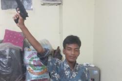Viral! Aksi Sok Jagoan Seorang Pria Acungkan Pistol saat Konvoi Suporter Persib