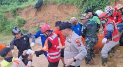 Longsor di Samarinda Satu Keluarga Tertimbun, Dua Orang Masih Hilang