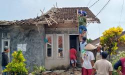 Polsek Pemalang Salurkan Bantuan kepada Korban Puting Beliung di Banjarmulya