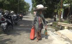 Kisah Haru Nenek Lasinah, Penjual Kue Keliling di Lamongan yang Berangkat Haji di Usia 80 Tahun
