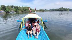 Sensasi Naik Perahu dan Nikmati Botram di Situ Gede Tasikmalaya