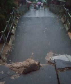 Jembatan Penghubung Kecamatan Ketanggungan - Larangan Brebes Ambruk Usai Diterjang Banjir