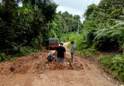 Jalan Rusak di KM 30 Arah Desa Mampuak, Warga Terpaksa Bermalam di Jalan