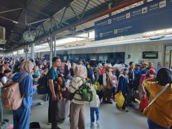 Tembus 124 Persen Penumpang Kereta di Daop 2 Membeludak Saat Libur Waisak