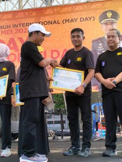 PT United Tractors Semen Gresik Raih Penghargaan dari Gubernur Jawa Timur