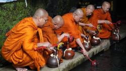 Umat Buddha Laksanakan Ritual Air Suci di Umbul Jumprit Jelang Waisak