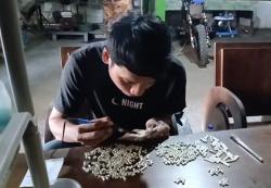 Dari Gulma Jadi Cuan: Kreativitas Pemuda Lamongan Sulap Rumput Liar Jadi Gelang Tolak Sawan