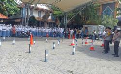 Kapolres Jombang Pantau Pelajar Praktik Berkendara di Tebuireng untuk Tekan Kecelakaan