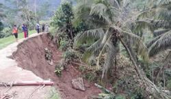 Tanah Longsor di Kuningan Seret Badan Jalan, Akses Terancam Putus